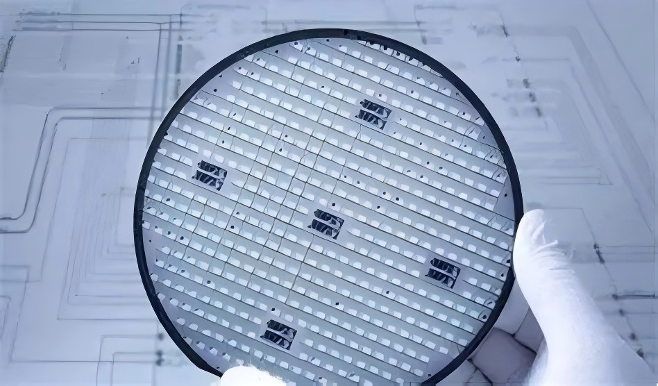 Aplikace ultrazvukov&eacute; technologie při povl&eacute;k&aacute;n&iacute; fotorezistu