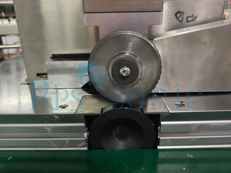 Ultraschall-Rotationsschwei&szlig;maschine zum kontinuierlichen Schwei&szlig;en von Filterelementen
